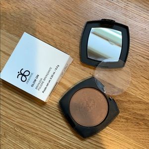 Arbonne Glow On Bronzer! New, broken compact.